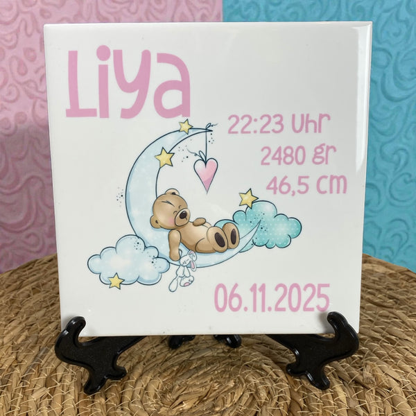 Uniek Kraamcadeautje, bedrukte geboortetegel met naam en geboorte gegevens van de baby met een plaatje van een beertje liggend op de maan. De tekst is of in groen of in roze bedrukt.