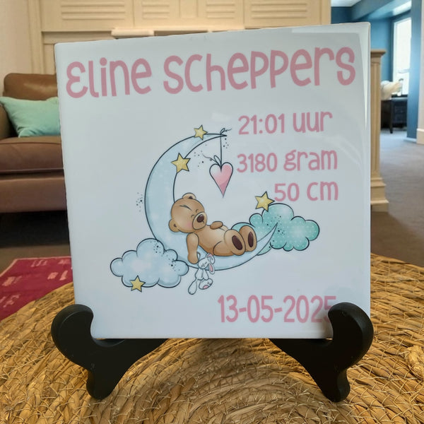 Uniek Kraamcadeautje, bedrukte geboortetegel met naam en geboorte gegevens van de baby met een plaatje van een beertje liggend op de maan. De tekst is of in groen of in roze bedrukt.