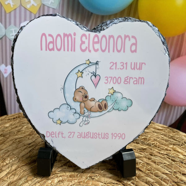 Uniek Kraamcadeautje, bedrukte geboortetegel met naam en geboorte gegevens van de baby met een plaatje van een beertje liggend op de maan. De tekst is of in groen of in roze bedrukt.