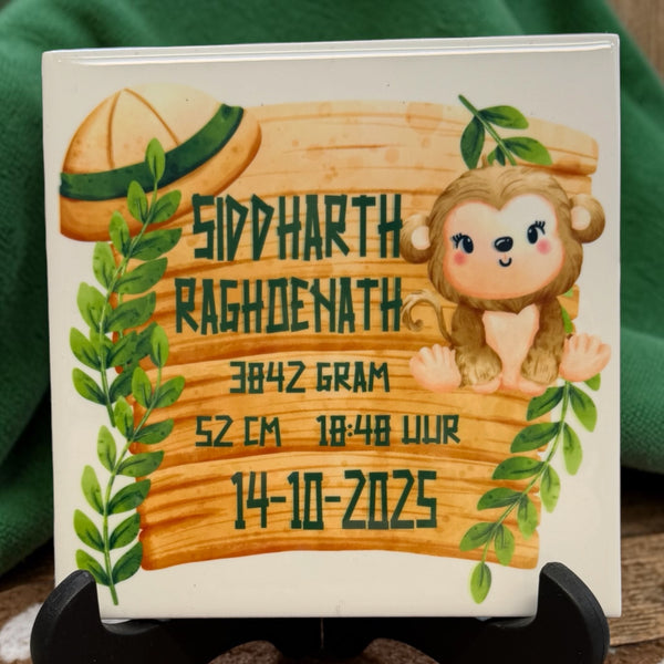 Keramiek tegeltje bedrukt met een aapje. Op het bord worden de naam en de geboortegegevens van de baby bedrukt. De tegel van 15 cm * 15 cm is ook verkrijgbaar in leisteen of een leisteen hart. Super als kraamcadeautje.