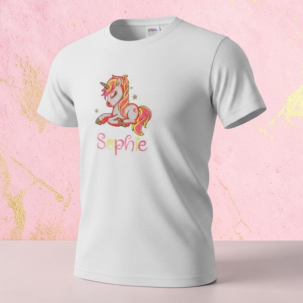 Uniek geborduurd kindershirt met kleurrijke eenhoorn en naam. Gepersonaliseerd, duurzaam en handgemaakt door SaZu Designs. Perfect als origineel cadeau.