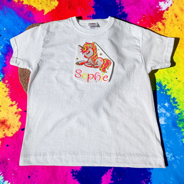 Uniek geborduurd kindershirt met kleurrijke eenhoorn en naam. Gepersonaliseerd, duurzaam en handgemaakt door SaZu Designs. Perfect als origineel cadeau.
