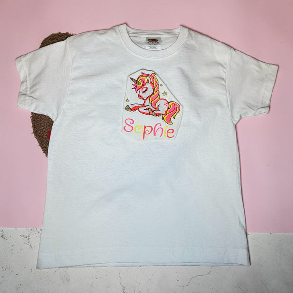 Uniek geborduurd kindershirt met kleurrijke eenhoorn en naam. Gepersonaliseerd, duurzaam en handgemaakt door SaZu Designs. Perfect als origineel cadeau.