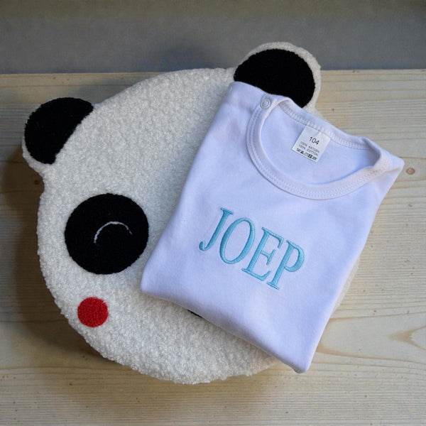 Kindershirt met geborduurde naam, ideaal als stoer en persoonlijk cadeau.

