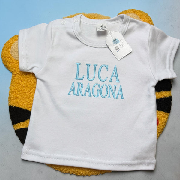 Kindershirt met geborduurde naam, ideaal als stoer en persoonlijk cadeau.
