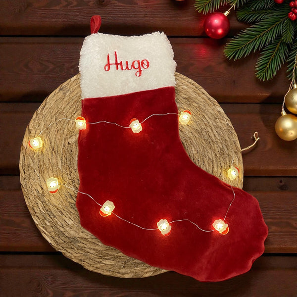 Maak de kerstversiering compleet met gepersonaliseerde kerstsokken. Kerstsokken kunnen aan de open haard of ergens anders in huis worden opgehangen. De kerstsokken van SaZuDesigns zijn handgemaakt en kunnen worden voorzien van een geborduurde naam.