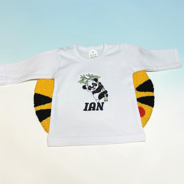 Gepersonaliseerd wit babyshirt met geborduurde Panda en naam, handgemaakt van zacht katoen – SaZu Designs