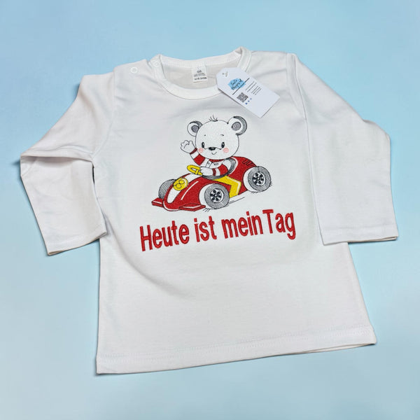 Een uniek gepersonaliseerd kindershirt met een geborduurd wit beertje in een rode race auto. Leuk voor kinderen die gek op (race-) auto's zijn. Uw kind zal zich zeer speciaal voelen in dit gepersonaliseerde shirt.