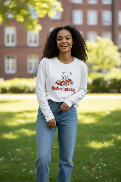 Een uniek gepersonaliseerd kindershirt met een geborduurd wit beertje in een rode race auto. Leuk voor kinderen die gek op (race-) auto's zijn. Uw kind zal zich zeer speciaal voelen in dit gepersonaliseerde shirt.