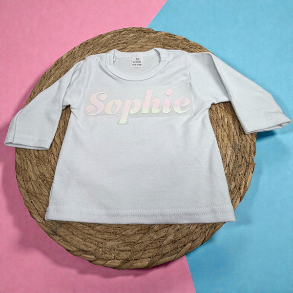 Babyshirt met gedrukte naam, ideaal als stoer en persoonlijk cadeau. Uniek als kraamcadeau.