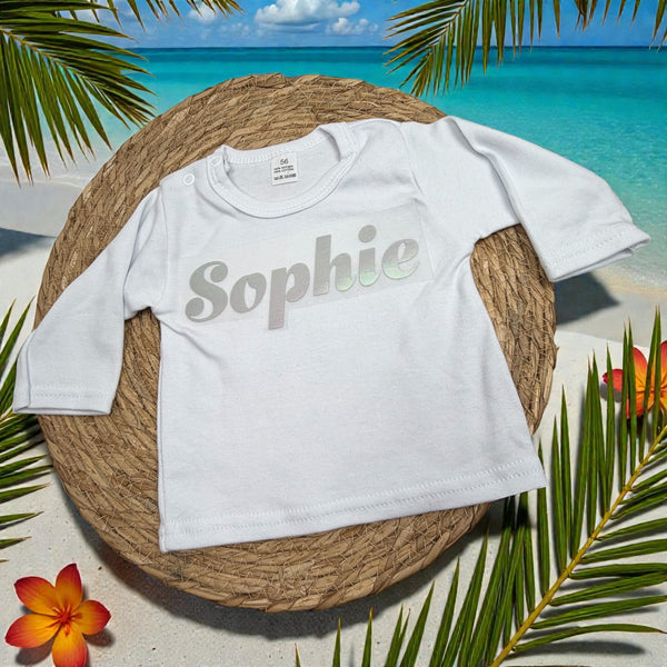 Babyshirt met gedrukte naam, ideaal als stoer en persoonlijk cadeau. Uniek als kraamcadeau.