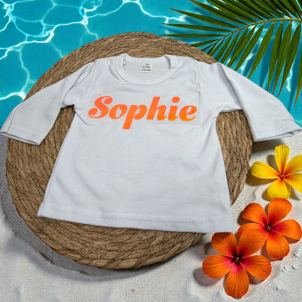 Babyshirt met gedrukte naam, ideaal als stoer en persoonlijk cadeau. Uniek als kraamcadeau.