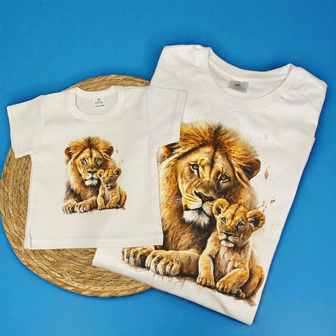 vader- en kindershirts met een print van een leeuw en welp, ideaal als Vaderdagcadeau.
