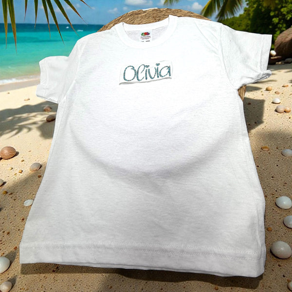 Kindershirt met geborduurde naam, ideaal als stoer en persoonlijk cadeau.
