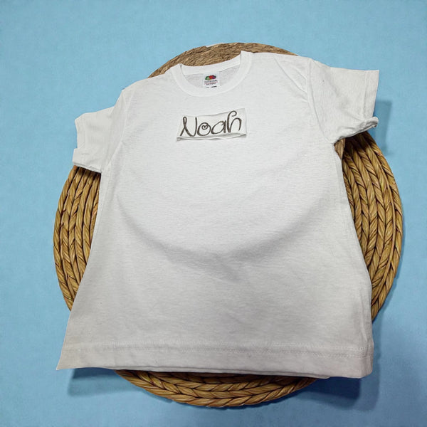 Kindershirt met geborduurde naam, ideaal als stoer en persoonlijk cadeau.
