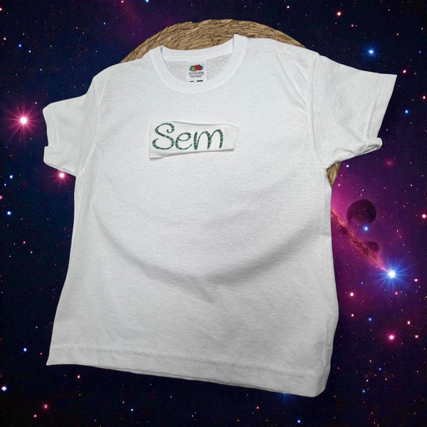 Kindershirt met geborduurde naam, ideaal als stoer en persoonlijk cadeau.