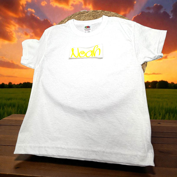 Kindershirt met geborduurde naam, ideaal als stoer en persoonlijk cadeau.