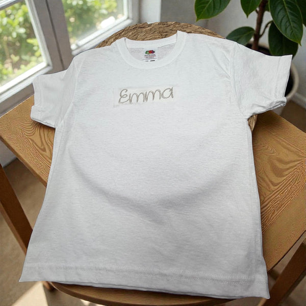 Kindershirt met geborduurde naam, ideaal als stoer en persoonlijk cadeau.