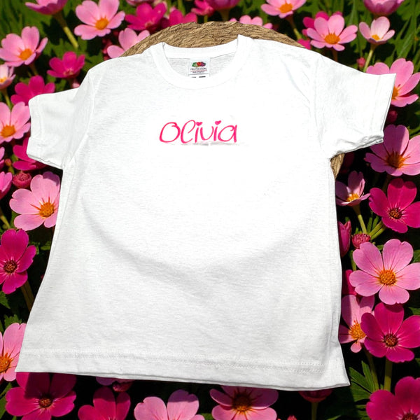 Kindershirt met geborduurde naam, ideaal als stoer en persoonlijk cadeau.
