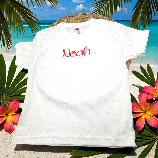Kindershirt met geborduurde naam, ideaal als stoer en persoonlijk cadeau.
