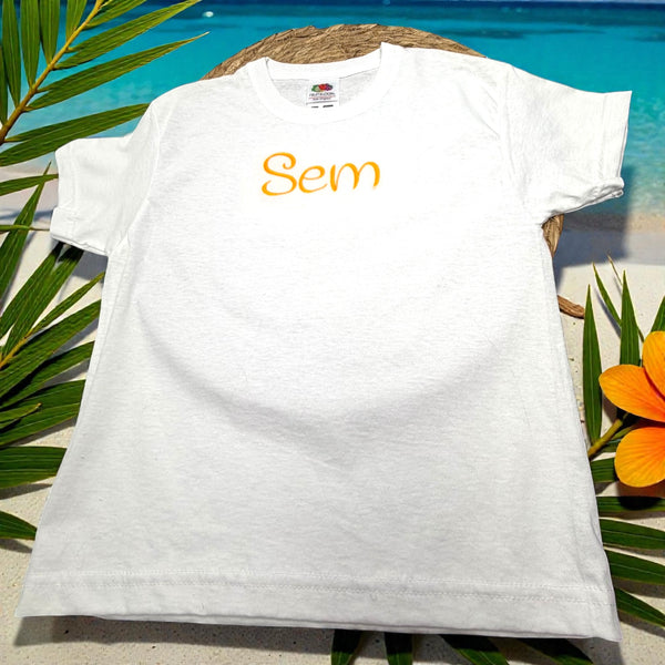 Kindershirt met geborduurde naam, ideaal als stoer en persoonlijk cadeau.
