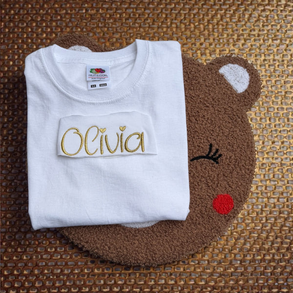 Kindershirt met geborduurde naam, ideaal als stoer en persoonlijk cadeau.
