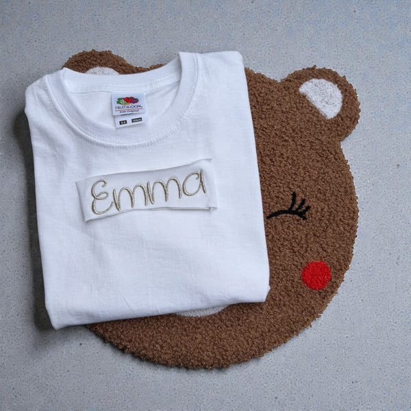 Kindershirt met geborduurde naam, ideaal als stoer en persoonlijk cadeau.
