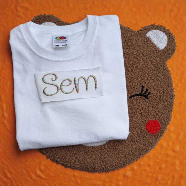 Kindershirt met geborduurde naam, ideaal als stoer en persoonlijk cadeau.
