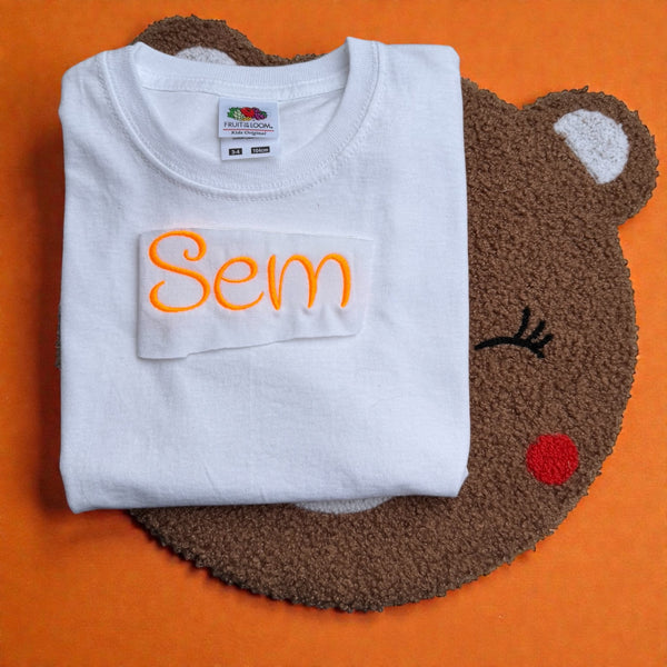 Kindershirt met geborduurde naam, ideaal als stoer en persoonlijk cadeau.

