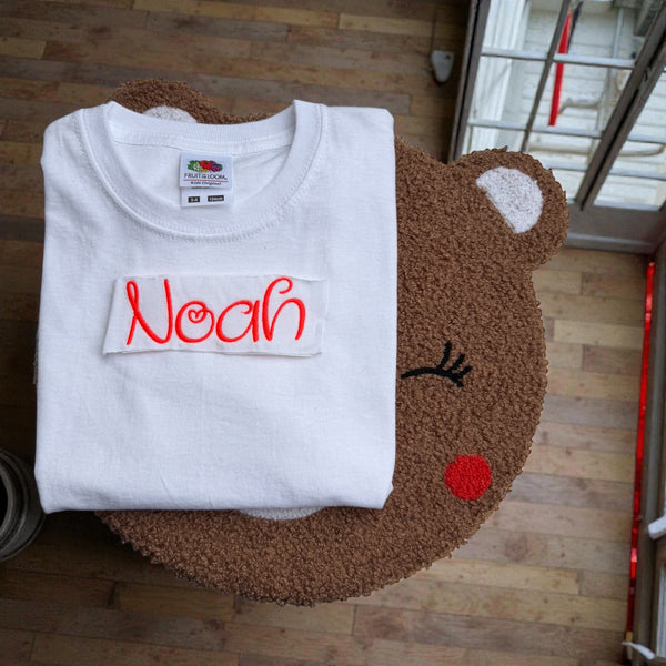 Kindershirt met geborduurde naam, ideaal als stoer en persoonlijk cadeau.
