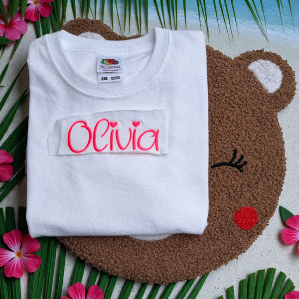 Kindershirt met geborduurde naam, ideaal als stoer en persoonlijk cadeau.
