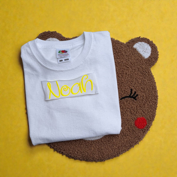 Kindershirt met geborduurde naam, ideaal als stoer en persoonlijk cadeau.
