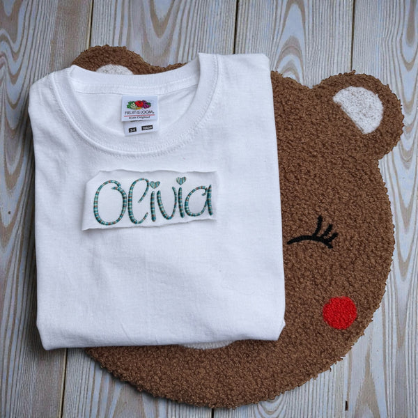 Kindershirt met geborduurde naam, ideaal als stoer en persoonlijk cadeau.
