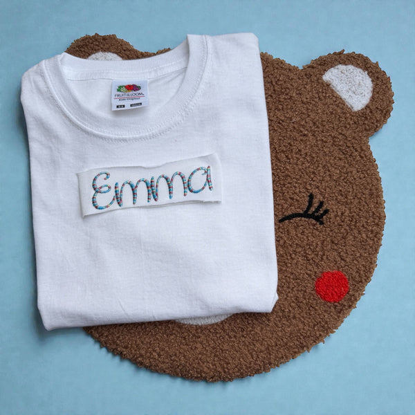 Kindershirt met geborduurde naam, ideaal als stoer en persoonlijk cadeau.
