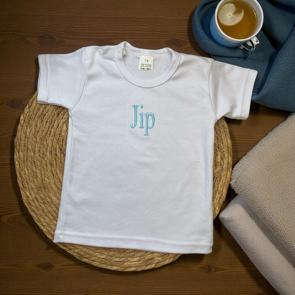 Kindershirt met lichtblauwe geborduurde naam, ideaal als stoer en persoonlijk cadeau.
