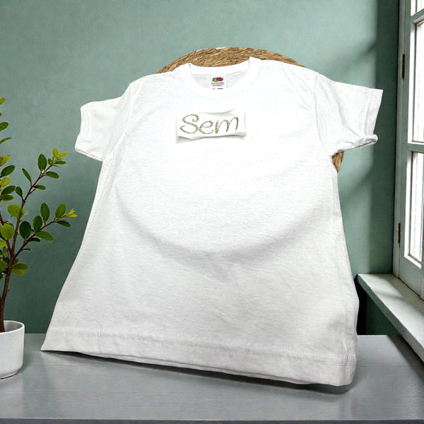 Kindershirt met geborduurde naam, ideaal als stoer en persoonlijk cadeau.
