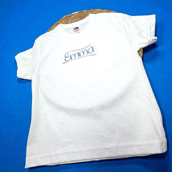 Kindershirt met geborduurde naam, ideaal als stoer en persoonlijk cadeau.
