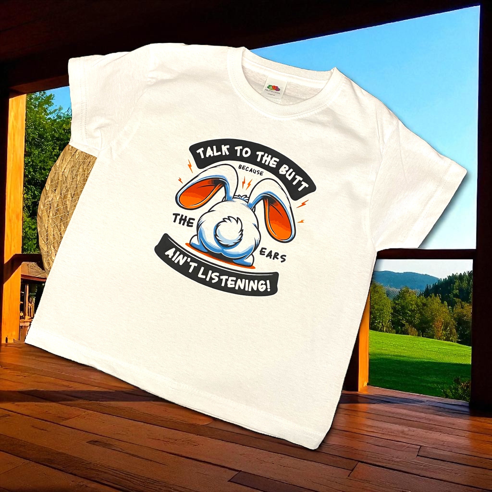 Witte kindershirt met grappige SaZuDesigns-print van een konijn dat zijn achterkant laat zien en de tekst “Talk to the butt because the ears ain’t listening!”, humoristisch en eigenwijs design voor kinderen.