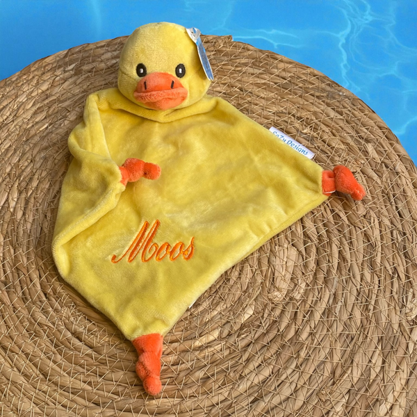 Zacht knuffeldoekje met eendje en gepersonaliseerd met geborduurd naam en geboortedatum. Een super origineel kraamcadeau.