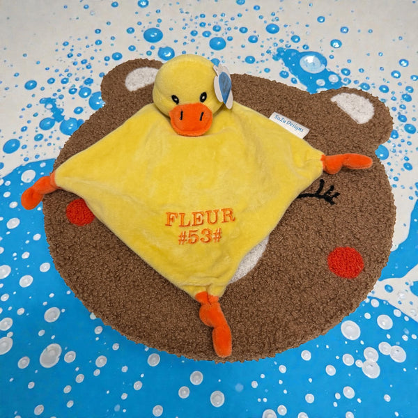 Zacht knuffeldoekje met eendje en gepersonaliseerd met geborduurd naam en geboortedatum. Een super origineel kraamcadeau.