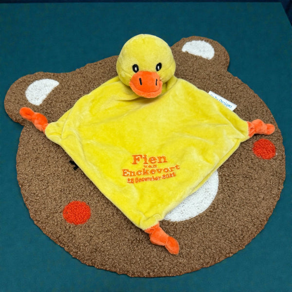 Een eenden baby knuffeldoekje. Het doekje zelf is 19 cm * 19 cm. Op de voorkant van het doekje wordt de naam en de geboortedatum van de nieuwe baby geborduurd. Op de achterkant van het doekje wordt niet geborduurd. Super leuk als kraamcadeau.