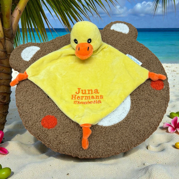 Een eenden baby knuffeldoekje. Het doekje zelf is 19 cm * 19 cm. Op de voorkant van het doekje wordt de naam en de geboortedatum van de nieuwe baby geborduurd. Op de achterkant van het doekje wordt niet geborduurd. Super leuk als kraamcadeau.