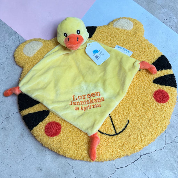 Een eenden baby knuffeldoekje. Het doekje zelf is 19 cm * 19 cm. Op de voorkant van het doekje wordt de naam en de geboortedatum van de nieuwe baby geborduurd. Op de achterkant van het doekje wordt niet geborduurd. Super leuk als kraamcadeau.