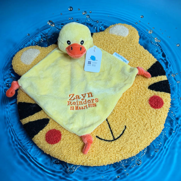 Een eenden baby knuffeldoekje. Het doekje zelf is 19 cm * 19 cm. Op de voorkant van het doekje wordt de naam en de geboortedatum van de nieuwe baby geborduurd. Op de achterkant van het doekje wordt niet geborduurd. Super leuk als kraamcadeau.