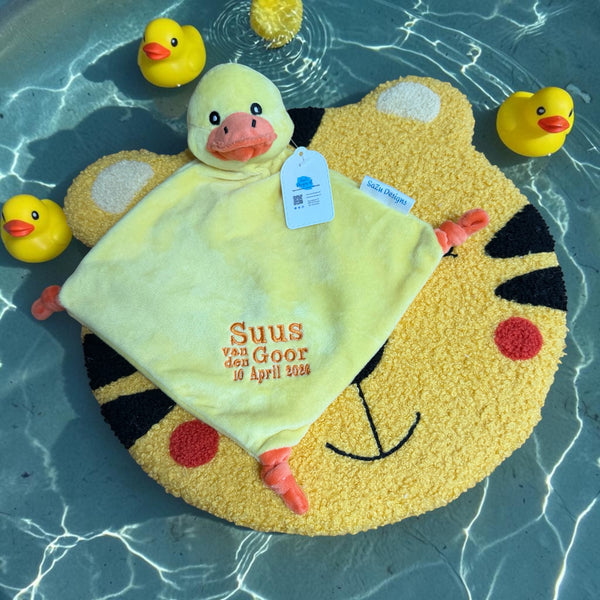 Een eenden baby knuffeldoekje. Het doekje zelf is 19 cm * 19 cm. Op de voorkant van het doekje wordt de naam en de geboortedatum van de nieuwe baby geborduurd. Op de achterkant van het doekje wordt niet geborduurd. Super leuk als kraamcadeau.