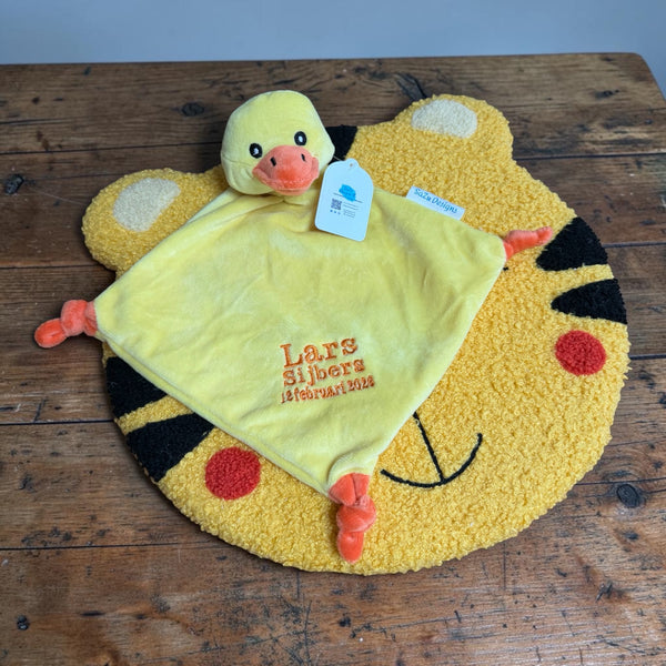 Een eenden baby knuffeldoekje. Het doekje zelf is 19 cm * 19 cm. Op de voorkant van het doekje wordt de naam en de geboortedatum van de nieuwe baby geborduurd. Op de achterkant van het doekje wordt niet geborduurd. Super leuk als kraamcadeau.