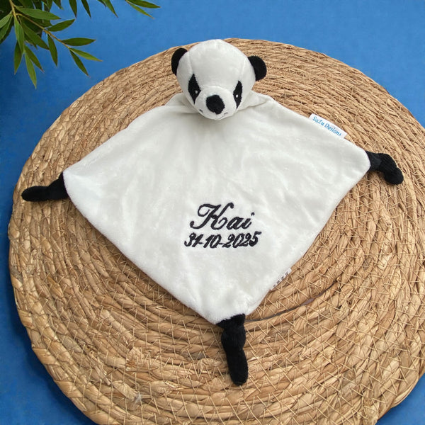 Zacht knuffeldoekje met pandabeertje – gepersonaliseerd met naam en geboortedatum, perfect kraamcadeau
