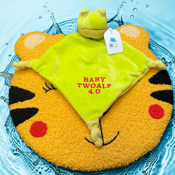 "Knuffeldoekje met geborduurde naam en kikkertje, perfect kraamcadeau."
