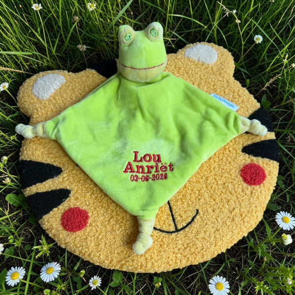 "Knuffeldoekje met geborduurde naam en kikkertje, perfect kraamcadeau."