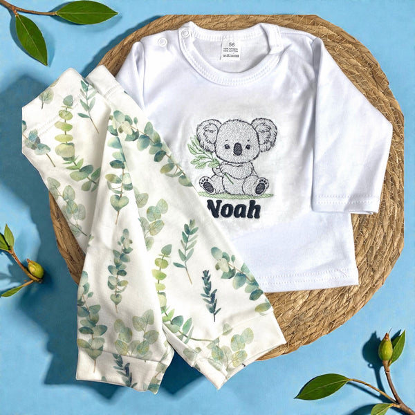 Gepersonaliseerd wit babyshirt met geborduurde koala en naam, handgemaakt van zacht katoen – SaZu Designs